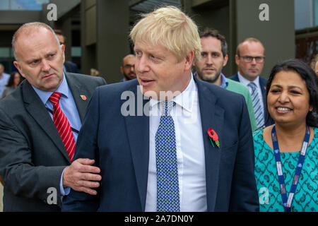 Photo datée du 31 octobre présente le premier ministre Boris Johnson quitte l'hôpital Addenbrooke à Cambridge après avoir visité l'hôpital sur la campagne électorale pour l'élection 2019. Banque D'Images