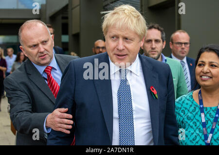 Photo datée du 31 octobre présente le premier ministre Boris Johnson quitte l'hôpital Addenbrooke à Cambridge après avoir visité l'hôpital sur la campagne électorale pour l'élection 2019. Banque D'Images