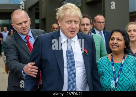 Photo datée du 31 octobre présente le premier ministre Boris Johnson quitte l'hôpital Addenbrooke à Cambridge après avoir visité l'hôpital sur la campagne électorale pour l'élection 2019. Banque D'Images