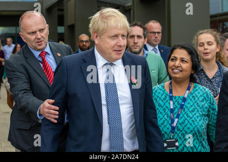 Photo datée du 31 octobre présente le premier ministre Boris Johnson quitte l'hôpital Addenbrooke à Cambridge après avoir visité l'hôpital sur la campagne électorale pour l'élection 2019. Banque D'Images