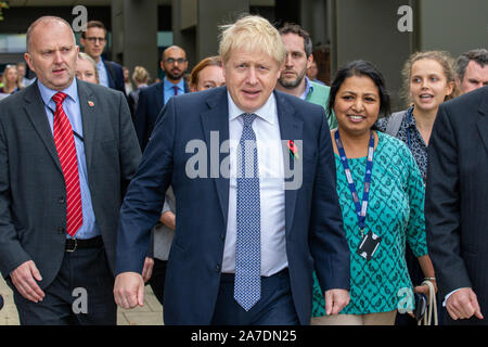 Photo datée du 31 octobre présente le premier ministre Boris Johnson quitte l'hôpital Addenbrooke à Cambridge après avoir visité l'hôpital sur la campagne électorale pour l'élection 2019. Banque D'Images