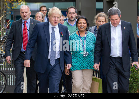 Photo datée du 31 octobre présente le premier ministre Boris Johnson quitte l'hôpital Addenbrooke à Cambridge après avoir visité l'hôpital sur la campagne électorale pour l'élection 2019. Banque D'Images