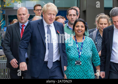 Photo datée du 31 octobre présente le premier ministre Boris Johnson quitte l'hôpital Addenbrooke à Cambridge après avoir visité l'hôpital sur la campagne électorale pour l'élection 2019. Banque D'Images