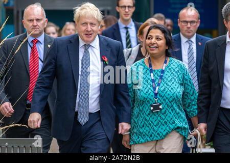 Photo datée du 31 octobre présente le premier ministre Boris Johnson quitte l'hôpital Addenbrooke à Cambridge après avoir visité l'hôpital sur la campagne électorale pour l'élection 2019. Banque D'Images