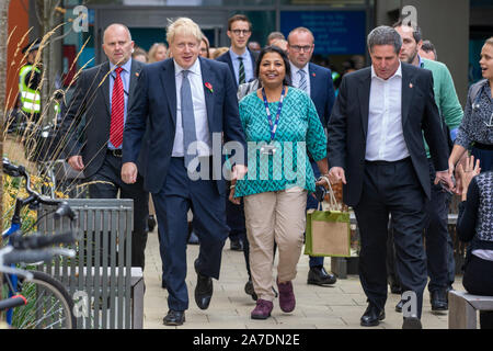 Photo datée du 31 octobre présente le premier ministre Boris Johnson quitte l'hôpital Addenbrooke à Cambridge après avoir visité l'hôpital sur la campagne électorale pour l'élection 2019. Banque D'Images