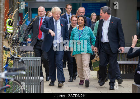 Photo datée du 31 octobre présente le premier ministre Boris Johnson quitte l'hôpital Addenbrooke à Cambridge après avoir visité l'hôpital sur la campagne électorale pour l'élection 2019. Banque D'Images