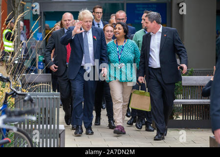 Photo datée du 31 octobre présente le premier ministre Boris Johnson quitte l'hôpital Addenbrooke à Cambridge après avoir visité l'hôpital sur la campagne électorale pour l'élection 2019. Banque D'Images