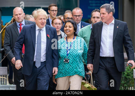 Photo datée du 31 octobre présente le premier ministre Boris Johnson quitte l'hôpital Addenbrooke à Cambridge après avoir visité l'hôpital sur la campagne électorale pour l'élection 2019. Banque D'Images