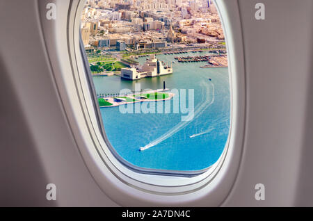 Vue depuis la fenêtre de l'avion sur le golfe Persique et à Doha, Qatar Banque D'Images