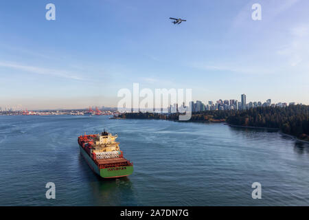 Vancouver, Colombie-Britannique, Canada. Vue aérienne de au-dessus d'un cargo arrivant au port avec le centre-ville de ville en arrière-plan lors d'une sunny e Banque D'Images