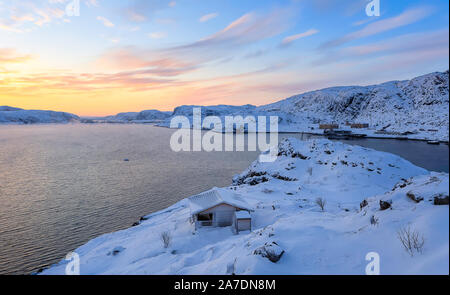 Par temps froid extrême. La fumée au-dessus de la mer de Barents. La mer est "respirer". L'accent principal sur le petit bâtiment en bois. Teriberka, région de Mourmansk, péninsule de Kola Banque D'Images