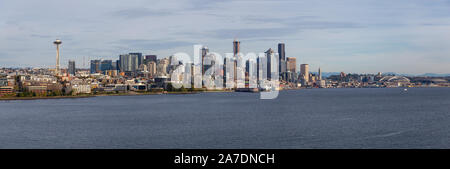 Centre-ville de Seattle, Washington, États-Unis d'Amérique. Vue Aérienne Vue panoramique de la ville moderne sur la côte de l'océan Pacifique lors d'un ciel nuageux et ensoleillé Banque D'Images