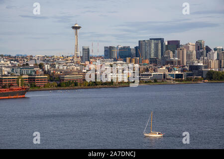 Centre-ville de Seattle, Washington, États-Unis d'Amérique. Vue aérienne de la ville moderne sur la côte de l'océan Pacifique au cours d'une journée d'automne ensoleillée et ciel nuageux Banque D'Images