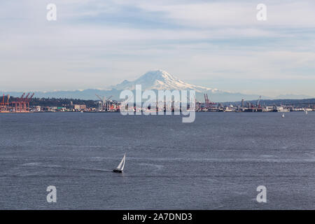 Centre-ville de Seattle, Washington, États-Unis d'Amérique. Vue aérienne d'un voilier avec Mt Rainier dans l'arrière-plan. Banque D'Images