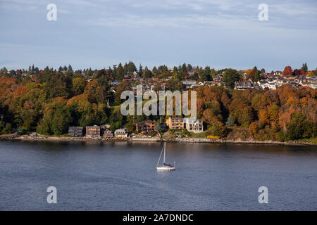 Belle Vue aérienne de maisons résidentielles sur la rive de l'océan lors d'une soirée d'automne nuageux. Pris dans Smith Cove Park, Seattle, Washington, United St Banque D'Images