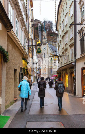 Salzbourg, Autriche - 25 décembre 2016 : centre historique de Street View à Noël et les gens Banque D'Images