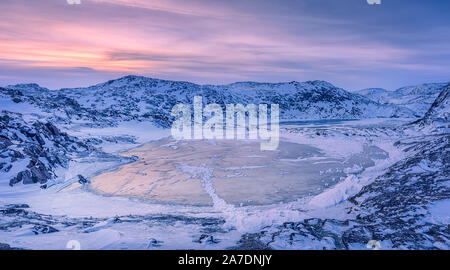 Un petit lac gelé près de la côte de la mer de Barents. Teriberka, région de Mourmansk, péninsule de Kola. La Russie. L'accent principal sur le lac gelé. Banque D'Images