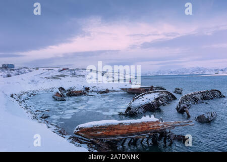 Parties en bois des vieux navires sur la côte de la mer de Barents au lever du soleil. Cimetière de Navires, Teriberka, région de Mourmansk, péninsule de Kola. La Russie. Banque D'Images