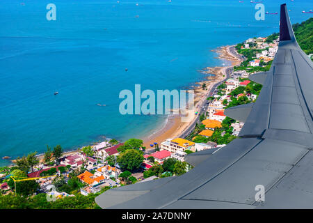 Belle vue de l'avion sur la ville par la mer Vung Tau, Vietnam. Resort town dans les tropiques. Paysage aux collines, mer, ville Banque D'Images