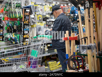 Šamac, Bosnie-Herzégovine, 3 octobre 2019 : un homme expérimenté magasiner dans un rayon d'outils dans un supermarché Banque D'Images