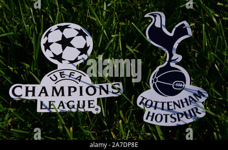 6 septembre 2019, Istanbul, Turquie. L'emblème de la club de football anglais de Tottenham Hotspur Londres à côté du logo de la Ligue des Champions sur la g Banque D'Images