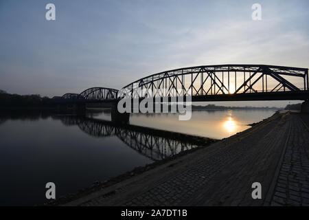 Le pont de la Botte contre coucher du soleil réfléchissant sur la rivière ci-dessous Banque D'Images