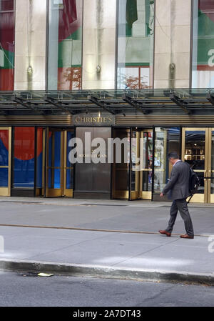 New York, USA. 14Th Sep 2019. L'entrée de Christie's Maison de Ventes aux Enchères du Rockefeller Plaza à Manhattan. Christie's est une des plus traditionnelles des maisons de vente aux enchères avec siège à Londres. Christie a une présence mondiale. New York est l'un des endroits les plus importants. Crédit : Alexandra Schuler/dpa/Alamy Live News Banque D'Images