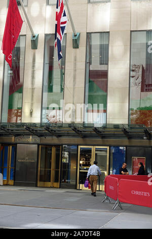 New York, USA. 14Th Sep 2019. L'entrée de Christie's Maison de Ventes aux Enchères du Rockefeller Plaza à Manhattan. Christie's est une des plus traditionnelles des maisons de vente aux enchères avec siège à Londres. Christie a une présence mondiale. New York est l'un des endroits les plus importants. Crédit : Alexandra Schuler/dpa/Alamy Live News Banque D'Images