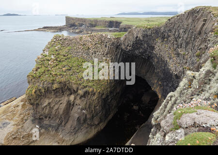 Les colonnes de basalte sur l'île de Staffa, Hébrides intérieures, Ecosse, Royaume-Uni Banque D'Images