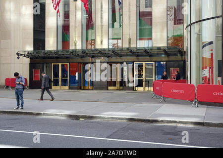 New York, USA. 14Th Sep 2019. L'entrée de Christie's Maison de Ventes aux Enchères du Rockefeller Plaza à Manhattan. Christie's est une des plus traditionnelles des maisons de vente aux enchères avec siège à Londres. Christie a une présence mondiale. New York est l'un des endroits les plus importants. Crédit : Alexandra Schuler/dpa/Alamy Live News Banque D'Images