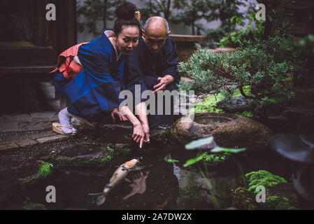 Couple moments de vie dans une maison traditionnelle japonaise Banque D'Images