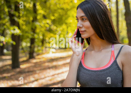 Belle femme en attente de la réponse de son ami Banque D'Images