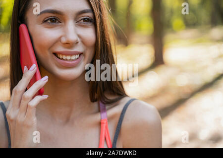 Cheerful woman d'inviter son ami pour un jogging Banque D'Images