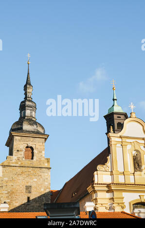 Monastère franciscain de Plzen, République tchèque avec fond de ciel bleu en arrière-plan. L'église et le monastère sont parmi les plus anciens bâtiments de la ville. Le centre historique de Pilsen, en Bohême, République tchèque. Banque D'Images