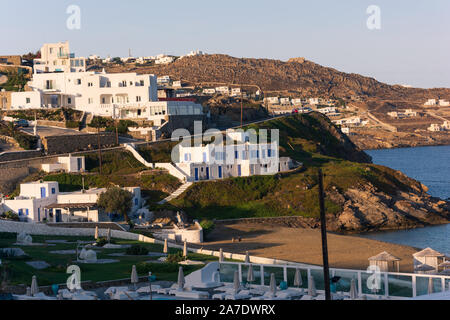 Les bâtiments blancs sur dark mountains mykonos Grèce en été Banque D'Images