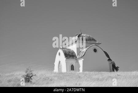 Petit Ermitage en noir et blanc à la campagne pour célébrer les pèlerinages au printemps Banque D'Images