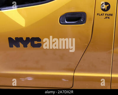 New York, USA. 09Th Sep 2019. NYC et un avion avec le logo 'note' JFK le tarif fixe sont écrits sur la peinture jaune d'un taxi à New York. À New York il y a plusieurs taux forfaitaires pour le voyage à l'aéroport John F. Kennedy. Crédit : Alexandra Schuler/dpa/Alamy Live News Banque D'Images