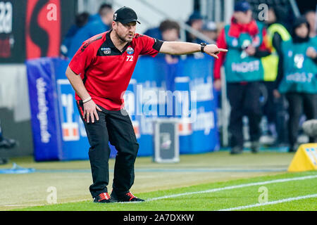 Berlin, Allemagne. 06Th Nov, 2019. Soccer : Bundesliga, TSG 1899 Hoffenheim - SC Paderborn 07, 10e journée, dans le PreZero Arena. L'entraîneur de Paderborn Steffen Baumgart est sur la touche. Credit : Uwe Anspach/DPA - NOTE IMPORTANTE : en conformité avec les exigences de la DFL Deutsche Fußball Liga ou la DFB Deutscher Fußball-Bund, il est interdit d'utiliser ou avoir utilisé des photographies prises dans le stade et/ou la correspondance dans la séquence sous forme d'images et/ou vidéo-comme des séquences de photos./dpa/Alamy Live News Banque D'Images