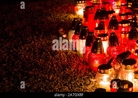 Bougies à côté d'Testverulet kereszt (Cross de la Fraternité) dans l'ancien Le Szent Mihaly temeto (St. Michael cimetière) sur la Toussaint, Sopron, Hun Banque D'Images