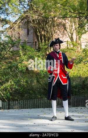 Jeune George Washington sur scène à Colonial Williamsburg, Virginie. En uniforme militaire. Joué exclusivement par Daniel Cross. Les paumes vers le haut des gestes. Banque D'Images