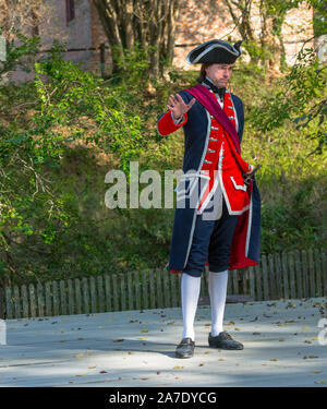 Jeune George Washington sur scène à Colonial Williamsburg, Virginie. En uniforme militaire. Joué exclusivement par Daniel Cross. La main ouverte, s'arrêter. 1758. Banque D'Images