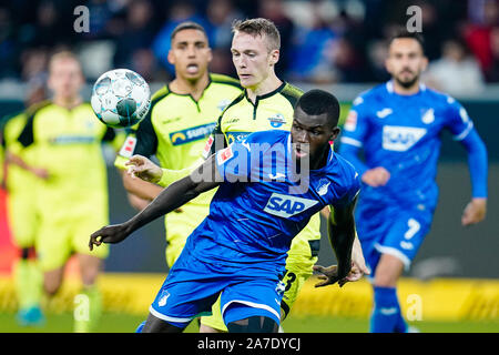 Berlin, Allemagne. 06Th Nov, 2019. Soccer : Bundesliga, TSG 1899 Hoffenheim - SC Paderborn 07, 10e journée, dans le PreZero Arena. Hoffenheim's Ihlas Bebou (avant) et de Sebastian Paderborn Schonlau lutte pour la balle. Credit : Uwe Anspach/DPA - NOTE IMPORTANTE : en conformité avec les exigences de la DFL Deutsche Fußball Liga ou la DFB Deutscher Fußball-Bund, il est interdit d'utiliser ou avoir utilisé des photographies prises dans le stade et/ou la correspondance dans la séquence sous forme d'images et/ou vidéo-comme des séquences de photos./dpa/Alamy Live News Banque D'Images