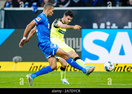 Berlin, Allemagne. 06Th Nov, 2019. Soccer : Bundesliga, TSG 1899 Hoffenheim - SC Paderborn 07, 10e journée, dans le PreZero Arena. Hoffenheim's Kevin Akpoguma (l) et de Paderborn Gerrit Holtmann lutte pour la balle. Credit : Uwe Anspach/DPA - NOTE IMPORTANTE : en conformité avec les exigences de la DFL Deutsche Fußball Liga ou la DFB Deutscher Fußball-Bund, il est interdit d'utiliser ou avoir utilisé des photographies prises dans le stade et/ou la correspondance dans la séquence sous forme d'images et/ou vidéo-comme des séquences de photos./dpa/Alamy Live News Banque D'Images