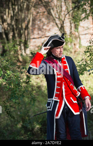 Jeune George Washington sur scène à Colonial Williamsburg, Virginie. En uniforme militaire. Joué exclusivement par Daniel Cross. Toucher hat tip. 1758. Banque D'Images