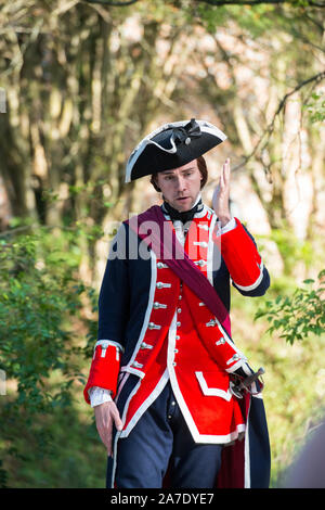 Jeune George Washington sur scène à Colonial Williamsburg, Virginie. En uniforme militaire. Joué exclusivement par Daniel Cross. Couper la main de l'air. 1758. Banque D'Images