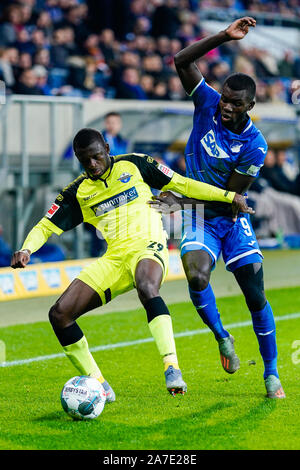 Berlin, Allemagne. 06Th Nov, 2019. Soccer : Bundesliga, TSG 1899 Hoffenheim - SC Paderborn 07, 10e journée, dans le PreZero Arena. Paderborn est Jamilu Collins (l) et l'Hoffenheim Ihlas Bebou lutte pour la balle. Credit : Uwe Anspach/DPA - NOTE IMPORTANTE : en conformité avec les exigences de la DFL Deutsche Fußball Liga ou la DFB Deutscher Fußball-Bund, il est interdit d'utiliser ou avoir utilisé des photographies prises dans le stade et/ou la correspondance dans la séquence sous forme d'images et/ou vidéo-comme des séquences de photos./dpa/Alamy Live News Banque D'Images