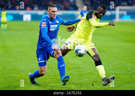 Berlin, Allemagne. 06Th Nov, 2019. Soccer : Bundesliga, TSG 1899 Hoffenheim - SC Paderborn 07, 10e journée, dans le PreZero Arena. Hoffenheim est Pavel Kaderabek (l) et de Paderborn Jamilu Collins lutte pour la balle. Credit : Uwe Anspach/DPA - NOTE IMPORTANTE : en conformité avec les exigences de la DFL Deutsche Fußball Liga ou la DFB Deutscher Fußball-Bund, il est interdit d'utiliser ou avoir utilisé des photographies prises dans le stade et/ou la correspondance dans la séquence sous forme d'images et/ou vidéo-comme des séquences de photos./dpa/Alamy Live News Banque D'Images