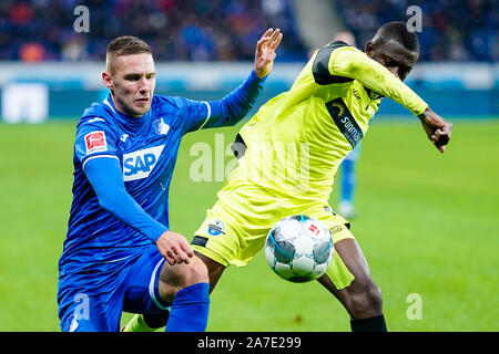 Berlin, Allemagne. 06Th Nov, 2019. Soccer : Bundesliga, TSG 1899 Hoffenheim - SC Paderborn 07, 10e journée, dans le PreZero Arena. Hoffenheim est Pavel Kaderabek (l) et de Paderborn Jamilu Collins lutte pour la balle. Credit : Uwe Anspach/DPA - NOTE IMPORTANTE : en conformité avec les exigences de la DFL Deutsche Fußball Liga ou la DFB Deutscher Fußball-Bund, il est interdit d'utiliser ou avoir utilisé des photographies prises dans le stade et/ou la correspondance dans la séquence sous forme d'images et/ou vidéo-comme des séquences de photos./dpa/Alamy Live News Banque D'Images