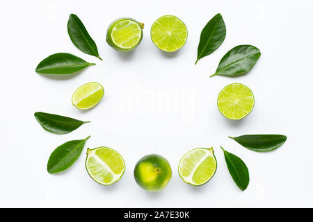 Cadre fait de Limes avec des feuilles isolées sur fond blanc. Banque D'Images