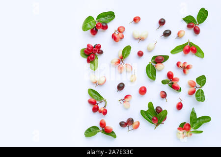 Carunda Karonda avec fruits ou feuilles isolées sur fond blanc. Copy space Banque D'Images